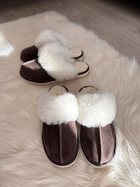 Kapcie zdobione skórą owczą ciemny brąz - zdjęcie 2